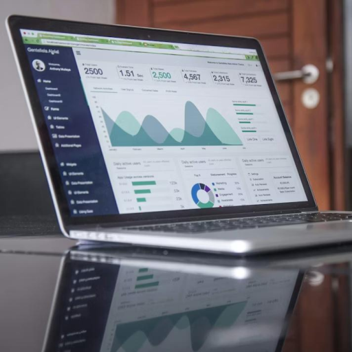 Laptop sa analytics dashboardom