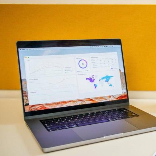 Analitika na laptopu u uredskom okruženju